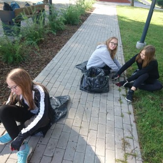 Kaia, Kaisa ja Mirel said Tõrva rühmas lisaks muudele töödele ka tänavakivide vahesid puhastada (foto Valgamaa Noorsootöökeskus TANKLA)