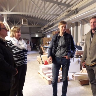 Piiriveere Liideri hindamiskomisjon VIP-Mööbel OÜd, Kalle Kaup tootmishoonet tutvustamas külastamas.